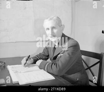 Le Fighter Command de la Royal Air Force, 1939-1945. Le Commodore de l'air C H Nicholas, devoir le Commodore de l'air au Siège de chasse, assis à son bureau à HQFC Stanmore, Middlesex. Banque D'Images