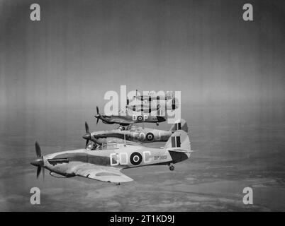 Les avions de la Royal Air Force 1939-1945- Hawker Hurricane. Cinq ouragans de l'IICs marque tropicalisé No 94 Squadron RAF basé à El Gamil, Egypte, un vol en formation echelon tribord lâche. Les canons de 20 mm hors-bord ont été retirés de l'aéronef le plus proche (BP389 &# 145;rendez-G&# 146 ;) pour faciliter l'exécution. Les trois plus arrière Les ouragans sont les combattants', 'MacRobert avions présentation payés par Lady Rachel MacRobert en mémoire de ses trois fils, qui ont tous été tués dans les premières étapes de la guerre. Ils ont été remis à l'Escadron 94 le 19 septembre 1942 et sont, à l'avant (arrière) ; Banque D'Images