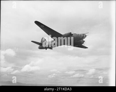 La Royal Air Force dans l'Extrême-Orient, 1945-1946 avions japonais repris par les alliés en Malaisie ont été testés et évalués par des pilotes de la marine japonaise sous la supervision d'officiers de la Royal Air Force. Ici un Japonais Mitsubishi G4M (bombardiers lourds connus pour les alliés comme un 'Betty') est vu lors d'un vol d'évaluation. C'est ce type d'avions qui en 1945 a été utilisé comme parent pour l'aéronef Yokosuka MXY7 Ohka avion fusée suicide (connu pour les Alliés comme 'Baka'). Banque D'Images