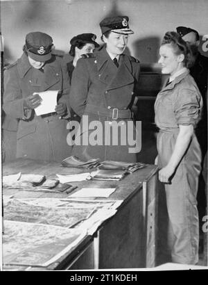 La Women's Auxiliary Air Force, 1939-1945. Commandant en chef de l'air, Dame E M E Welsh, directeur de la WAAF, parler avec des Aircraftwoman Marjorie Nixon dans la salle de tri de la 2nd Tactical Air Force négatif photographique Bibliothèque à Keerbergen, lors de sa visite à la WAAF en Belgique. Un officier de l'escadre Stevens se place à gauche de Lady Welsh Banque D'Images