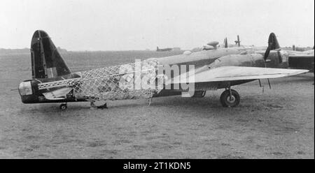 L'armée de l'air polonaise dans l'offensive aérienne contre l'Allemagne, 1942-1945 Vickers Wellington Mark IV, Z1407 'BH-Z', 'Zo?ka', du No. 300 Polish Bomber Squadron RAF au sol à Ingham, Lincolnshire, ayant perdu la plupart de son tissu de fuselage arrière à cause des dommages de combat subis le 4/5 septembre 1942 lors d'un RAID contre Brême, Allemagne. Malgré un poste sans fil endommagé, un gouvernail qui fonctionnait mal, des volets endommagés et aucun instrument de navigation, le pilote, le pilote Stanis?aw Machej, avec la collaboration de tout son équipage, a ramené l'avion chez lui en toute sécurité. Banque D'Images