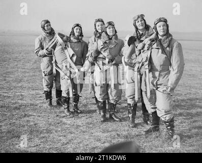 Les femmes pilotes de l'Air Transport Auxiliary (ATA) en battant au kit de Hatfield, 10 janvier 1940. Auxiliaire de Transport Aérien (ATA) : un groupe de femmes pilotes de l'ATA photographiés dans leur service à la trousse de vol Hatfield. Banque D'Images