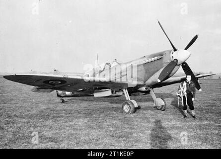 Avion de la Royal Air Force, 1939-1945- Supermarine Spitfire. Spitfire Mark IX, BS546 ?MT-J ? ?O Guarany?, du No. 122 Squadron RAF, vu avec son pilote français libre, le Pilot Officer G le Gall à Hornchurch, Essex, dans la soirée du 29 décembre 1942. BS546 a été présenté à la RAF par la Fellowship du Fonds Bellows de Sao Paulo, Brésil. Converti à partir d'un Mark V, il a servi uniquement avec le 122e escadron du 27 octobre 1942 au 28 février 1943, date à laquelle il a été abattu par Focke Wulf FW 190 au-dessus de Cassel, en France. Banque D'Images