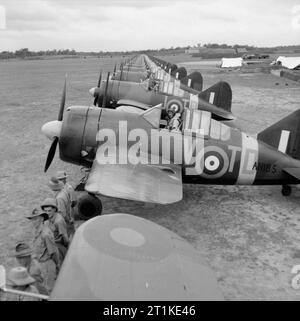 Des avions américains en service RAF 1939-1945- Modèle 339 Brewster Buffalo. Mark Buffalo est de No 453 Squadron RAAF, queue à Sembawang, à Singapour, à l'occasion d'une inspection par l'Air Vice Marshal C W H Pulford, Commandant de la Royal Air Force Extrême-Orient. Banque D'Images