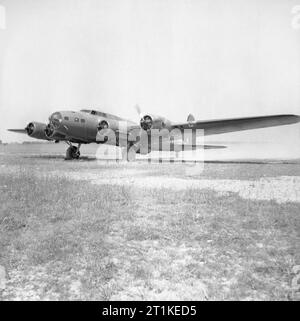 Boeing Fortress Mk I de n° 90 Squadron RAF basé à West Raynham, Norfolk, 20 juin 1941. Mark I, une forteresse521 &# 145;WP-K&# 146 ;, du n° 90 Squadron RAF basé à West 75014, Norfolk, préparation pour décoller à Hatfield, Hertfordshire, au cours d'une inspection des avions américains nouvellement arrivés par le Chef du personnel de l'aviation et de l'attaché de l'air. Banque D'Images