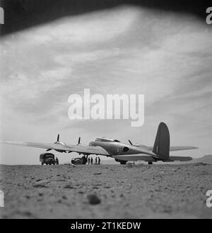 Opérations de la Royal Air Force au Moyen-Orient et en Afrique du Nord, 1939-1943. Forteresse Boeing Mark I, un 'WP532-J', du no 90 Squadron RAF/220 Squadron RAF détachement sur le sol en Shallufa, Égypte. À la suite de la forteresse n'a pas réussi avec période d'opérations de l'Escadron 90 au Royaume-Uni, quatre avions ont été détachés pour le Moyen-Orient en novembre 1941, pour la nuit à la bombe sur Benghazi et navires ennemis dans la Méditerranée. Le 1er décembre 1941, le détachement a été rebaptisé No 220 et un détachement de l'Escadron532 a été retourné à l'US Army Air Force peu après. Banque D'Images