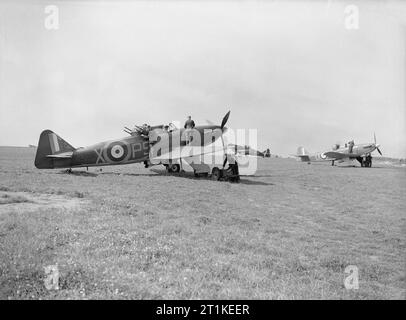 Boulton Paul Defiants de No 264 Squadron RAF en préparation pour le décollage à Kirton-in-Lindsey, dans le Lincolnshire, août 1940. Boulton Paul Defiant marque est (L7006 'PS-X') plus proche du No 264 Squadron RAF, en préparation pour le décollage par le personnel de piste à Kirton-in-Lindsey, dans le Lincolnshire. Banque D'Images
