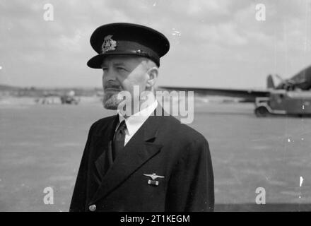 British Overseas Airways Corporation et Qantas, 1940-1945. L'un des capitaines les cadres supérieurs de la société, le Capitaine O P Jones, qui a eu une longue et brillante carrière au sein de l'Imperial Airways et de la BOAC, avant, pendant et après la Seconde Guerre mondiale, vu ici à Prestwick, Ayrshire. Parmi ses nombreuses réalisations, il a été un précurseur de l'Atlantique Nord le service de traversier de retour avec les États libérateur en 1941, a effectué le premier vol transatlantique civil après la guerre, et le capitaine de l'après-guerre d'abord les vols Royal entrepris par la BOAC. Banque D'Images