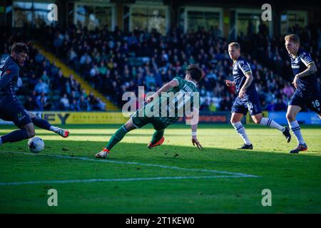 Jordan Young de Yeovil Town a vendu le ballon entre les jambes de Nick Hayes de Southend United lors de la 4e qualification de la FA Cup Banque D'Images