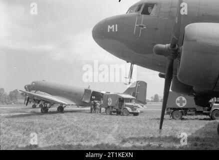 Le Commandement du transport aérien de la Royal Air Force, 1943-1945. Une victime des combats en Normandie est chargé d'une ambulance de l'armée dans l'une des marque de Dakota Douglas III N° 46 au groupe B2/ Bazenville, Normandie, pour l'évacuation vers le Royaume-Uni. Banque D'Images