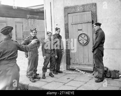 Dunkerque et la retraite de France 1940 Le personnel de la RAF jouer aux fléchettes dans une rue française en attendant l'évacuation, c. 18 juin 1940. Banque D'Images