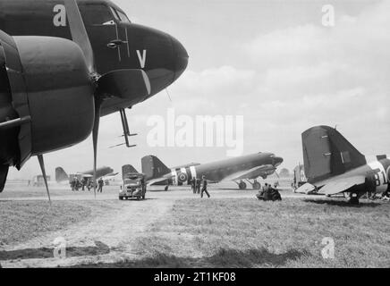 Le Commandement du transport aérien de la Royal Air Force, 1943-1945. Dakota Douglas Mark III du groupe no 46 à B2/Bazenville, Normandie, pertes de chargement pour l'évacuation vers le Royaume-Uni. Avions identifiables : KG432 'H' de No 512 Squadron RAF (centre), et le KG320 'B1' de No 575 Squadron RAF (extrême droite). Banque D'Images