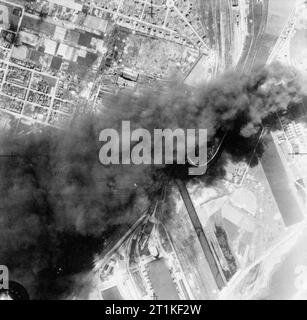 Dunkerque et la retraite de France 1940 Vue aérienne de la combustion de réservoirs d'huile de Dunkerque, en juin 1940. Banque D'Images