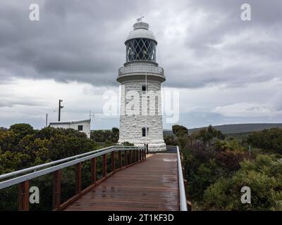 Vieux phare blanc à Cape Naturaliste, Australie occidentale construit en 1903 par temps couvert Banque D'Images