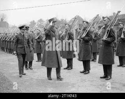 Le général Charles de Gaulle inspecte le personnel de la RAF, mars 1942. Le général Charles de Gaulle inspecte le personnel de la RAF, mars 1942. Banque D'Images