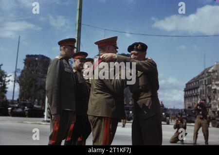 Le Maréchal Montgomery décore les généraux russes à la porte de Brandebourg à Berlin, Allemagne, 12 juillet 1945 Le sous-Commandant en chef de l'Armée rouge, le maréchal Joukov G est investi comme un Chevalier Grand Croix de l'Ordre du Bain par le commandant du 21e Groupe d'armée, le maréchal Sir Bernard Montgomery. La cérémonie a eu lieu à la porte de Brandebourg à Berlin et une garde d'honneur a été formé par la 7e Division blindée. Banque D'Images