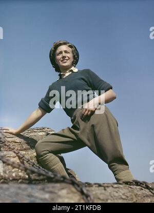 L'Armée de terre fille Doreen Bacchus au Women's Corps Bois camp d'entraînement à Culford dans le Suffolk. Doreen, Bacchus, une fille de l'Armée de terre, debout au-dessus d'un tronc des arbres sur un wagon. Banque D'Images