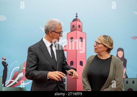 Marrakech, Maroc. 14 octobre 2023. L’envoyé officiel du roi Mohammed VI Karim Kassi-Lahlou et la ministre de la coopération au développement et de la politique métropolitaine Caroline Gennez sont vus lors d’une visite sur le terrain d’un projet d’inclusion économique des jeunes du Groupe mondial, dans la région de Marrakech-Safi, dans le cadre d’une visite de travail du ministre du développement au Maroc, samedi 14 octobre 2023. BELGA PHOTO JONAS ROOSENS crédit : Belga News Agency/Alamy Live News Banque D'Images