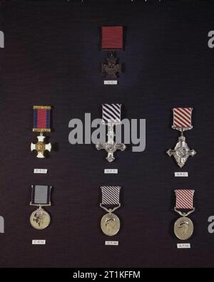 Médailles décernées aux membres du personnel de la Royal Air Force, 1944 rangée du haut : Croix de Victoria. Rangée du centre, de gauche à droite : l'Ordre du service distingué, Distinguished Flying Cross, croix de l'aviation. Rangée du bas, de gauche à droite : Médaille de bravoure, Médaille du service distingué dans l'aviation, l'armée de l'Air Medal. Banque D'Images