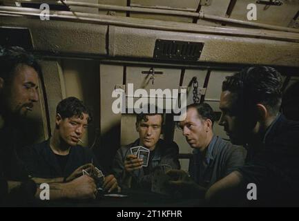 Le sous-marin à bord Tribune, 1942 Chauffeurs cartes à jouer à bord du HMS Tribune. Banque D'Images