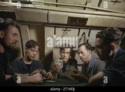 Le sous-marin à bord Tribune, 1942 Chauffeurs cartes à jouer à bord du HMS Tribune. Banque D'Images