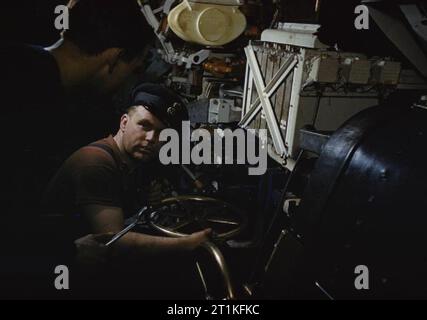 Le sous-marin à bord Tribune, 1942, la salle des machines à bord du HMS Tribune. Banque D'Images