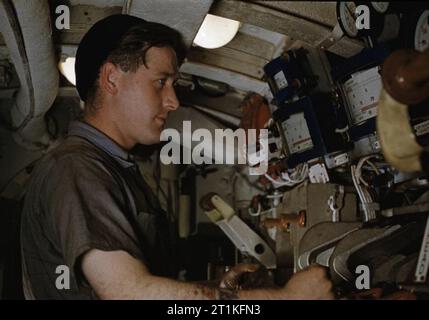 Le sous-marin à bord Tribune, 1942 dans la salle des moteurs du HMS Tribune. Banque D'Images