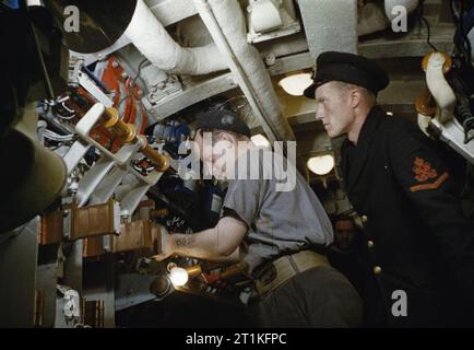 Le sous-marin à bord Tribune, 1942 dans la salle des moteurs du HMS Tribune. Banque D'Images