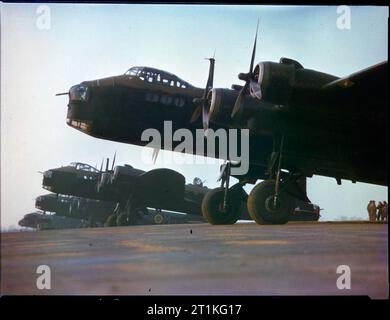 Royal Air Force Bomber Command, 1942-1945. Stirling court B Mark I de bombardiers de la RAF, l'escadron no 7 queue à Oakington, Cambridgeshire. Banque D'Images