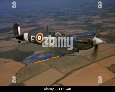 Un Spitfire Mark VB de la Royal Air Force (AD233, 'ZD-F') piloté par le commandant du No. 222 Squadron RAF, le chef d'escadron Richard Milne, lorsqu'il est basé à North Weald, Essex (RAF). Le 25 mai 1942, l'AD233 est abattu par les Focke Wulf FW 190 allemands au-dessus de Gravelines (France), alors qu'il est piloté par le chef d'escadron Jankiewicz. Ce Spitfire faisait partie de la collecte de fonds Spitfire auprès des Indes orientales néerlandaises. Sur le côté gauche, il portait le nom de présentation 'West Borneo I' Banque D'Images