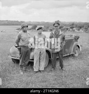 Les forces alliées dans la campagne de Normandie 1944, le général sir Bernard Montgomery, commandant le 21e Groupe d'Armées, le Lieutenant-général Miles Dempsey (droite), commandant de la Deuxième armée britannique et le général Omar Bradley, commandant de l'armée américaine d'abord, posent devant la voiture d'état-major de Monty, près de Port-en-Bessin, 10 juin 1944. Banque D'Images