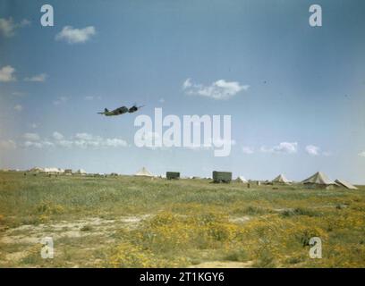 La Royal Air Force en Afrique du Nord, mai 1943 Un Bristol Beaufighter de la Royal Air Force en vol au-dessus d'un aérodrome du désert en Afrique du Nord. Banque D'Images