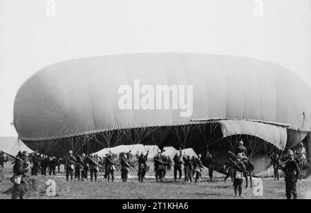 L'armée impériale allemande 1890 - 1913 Un signal ballon est lancé pendant les manoeuvres de 1899. Banque D'Images