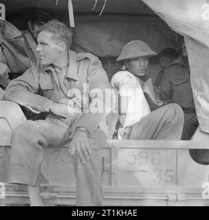 L'Armée britannique en Italie 1943 soldats blessés à partir de la 8e Division indienne d'être transportés à l'arrière d'un camion, 28 novembre 1943. Banque D'Images