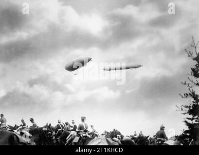 L'armée impériale allemande 1890 - 1913 Un Zeppelin et un dirigeable survoler les manœuvres de 1905. Banque D'Images