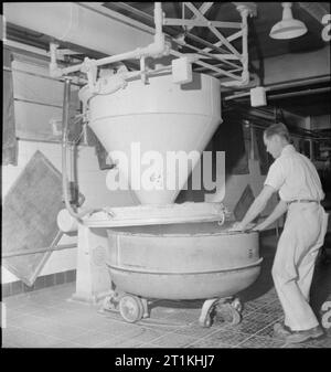 Une boulangerie moderne- le travail de l'Émerveillement Boulangerie, Wood Green, Londres, Angleterre, RU, 1944 Un travailleur de l'Étonnant Boulangerie, Wood Green, exploite l'appareil de pesage à fonctionnement automatique de la farine. Banque D'Images