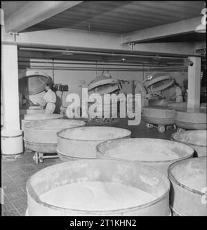 Une boulangerie moderne- le travail de l'Émerveillement Boulangerie, Wood Green, Londres, Angleterre, RU, 1944 Un point de vue de plusieurs grandes cuves de pâte au Wonder Bakery, le bois vert. La pâte doit reposer ici pour une courte période à la fermentation et à l'augmenter. Un travailleur peut être vu contrôler les progrès accomplis dans l'une des cuves dans l'arrière-plan. Banque D'Images