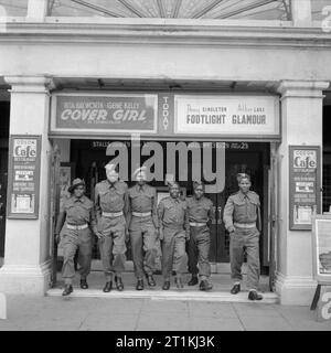 Africal est ex-prisonniers de guerre, un groupe d'Africains de l'est de quitter un cinéma 1944 Banque D'Images