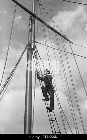 Ex-facteur fournit les canons- Formation de la marine marchande en Grande-Bretagne, 1942 William Charles Piper monte le gréement au cours de sa formation à la Royal Navy de l'Institut de formation des marins marchands. Cette photographie a été presque certainement prises sur le HMS GORDON à Gravesend dans le Kent. Banque D'Images