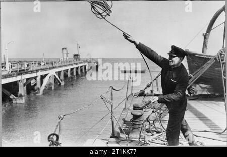 Ex-facteur fournit les canons- Formation de la marine marchande en Grande-Bretagne, 1942 William Charles Piper apprend à jeter une ligne d'attrape, dans le cadre de sa formation à la Royal Navy de l'Institut de formation des marins marchands. Cette photographie a été presque certainement prises sur le HMS GORDON à Gravesend dans le Kent. Banque D'Images