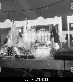 Fauteuils de bombardiers de la guerre- travailler à Perrings Exposition de meubles, à Kingston, Surrey, 1943 Une vieille femme travailleuse de guerre en profonde concentration dans la bobine de l'enregistrement de ce 'Factory' dans le converti en partie Perrings exposition de meubles dans la région de Kingston. L'usine produit actuellement l'équipement électrique pour les bombardiers de la Royal Air Force. Banque D'Images