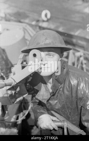 Une visite d'un navire, l'Angleterre, 1940 membre de la 2 pounder pom-pom multiples mitrailleuse ressemble à travers le pistolet sur un navire, quelque part en Angleterre, 1940. Banque D'Images
