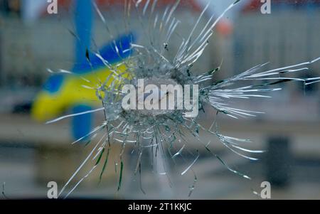 Dresde, Allemagne. 14 octobre 2023. Vue à travers le pare-brise endommagé d'une ambulance ukrainienne de la région de Kharkiv. La photo a été prise de l'intérieur du véhicule. Selon des témoins oculaires, l ' ambulance a été touchée par des tirs de l ' armée russe alors qu ' elle était en action en mars 2022. Le véhicule est actuellement exposé comme mémorial contre les crimes de guerre dans le centre-ville de Dresde. Crédit : Matthias Rietschel/dpa-Zentralbild/dpa/Alamy Live News Banque D'Images