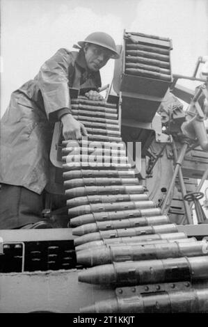 Une visite d'un navire, l'Angleterre, 1940 Munitions est chargé dans les casiers d'une plateforme de canon canon pom-pom à bord d'un navire anti-aérienne, quelque part en Angleterre, 1940. Banque D'Images