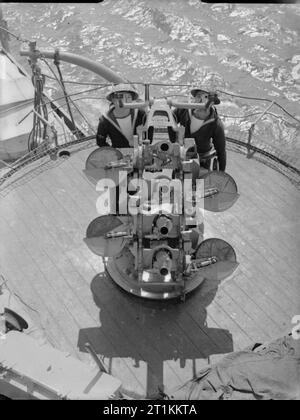 Une visite d'un navire, l'Angleterre, 1940 Deux évaluations regarder à travers les sites d'une pinte cinq plusieurs machine gun à bord d'un navire anti-aérienne, quelque part en Angleterre, 1940. L'équipage est fermé. Banque D'Images