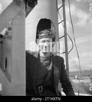 Chantier de construction navale de Glasgow- en temps de guerre, Glasgow, Lanarkshire, Écosse, Royaume-Uni, 1944 portrait d'un soudeur au chantier. Banque D'Images