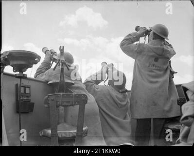 Une visite d'un navire, Angleterre, 1940 Un groupe de trois vigies anti-aériennes regarder à travers leurs jumelles sur la mer depuis le pont de ce navire anti-aériens, somewehere en Angleterre, 1940. Banque D'Images