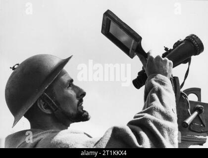 Une visite d'un navire, l'Angleterre, 1940, le contrôle anti-aérien de l'observateur sur ce navire anti-aérien cherche dans le soleil à travers un verre sombre pour les aéronefs ennemis, Angleterre, 1940. Banque D'Images