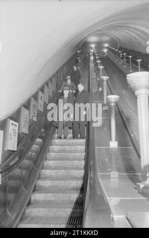 Harry Hargreaves va au palais de Buckingham- du Yorkshire à Londres pour recueillir sa médaille de l'Empire britannique, 1943 Harry Hargreaves descendent un escalier mécanique pour la première fois de sa vie, à une station de métro, sur le chemin de son hôtel de Londres. Selon la légende originale, Harry n'avait même jamais vu un escalator avant aujourd'hui. Banque D'Images