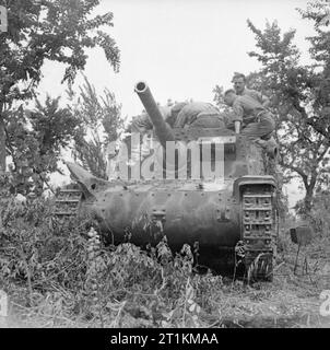 L'Armée britannique en Italie 1944 Un Italien Semovente canon automoteur capturés par les troupes de la 78e Division d'infanterie, dont le badge battleaxe a été peinte sur la plaque avant, 19 mai 1944. Banque D'Images
